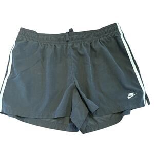 Nike Women’s black white tennis short, with pockets, Size XL